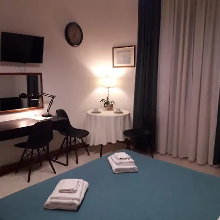 Guest Via Dei Passeri מלון